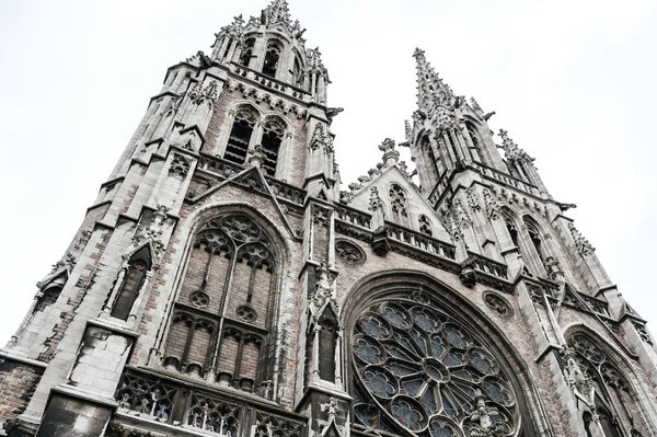 Sidoläge med låg vinkel på stora fasaden Cathedral Ostend, Belgien — Stockfoto