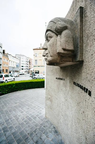 Side profile view of faces on monument Royal Family in Belgium Ostend — Stock Photo, Image