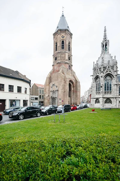 Klocktornet och parkerade bilar Oostende, Belgien — Stockfoto