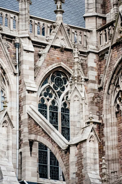 Szczegóły architektoniczne pięknego Sint-Petrus-EN-Pauluskerk — Zdjęcie stockowe