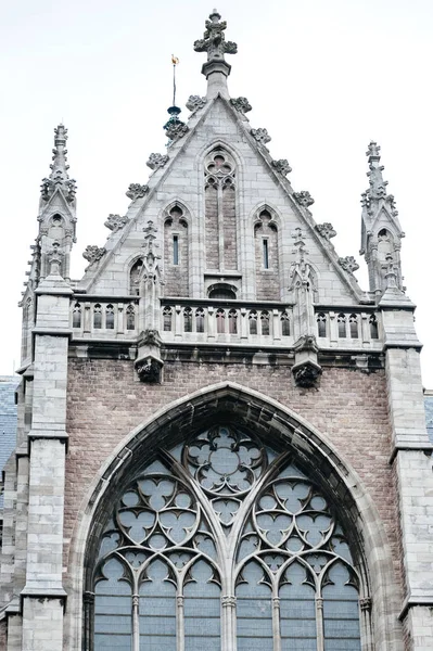 Detalhe da bela fachada de Sint-Petrus-en-Pauluskerk — Fotografia de Stock