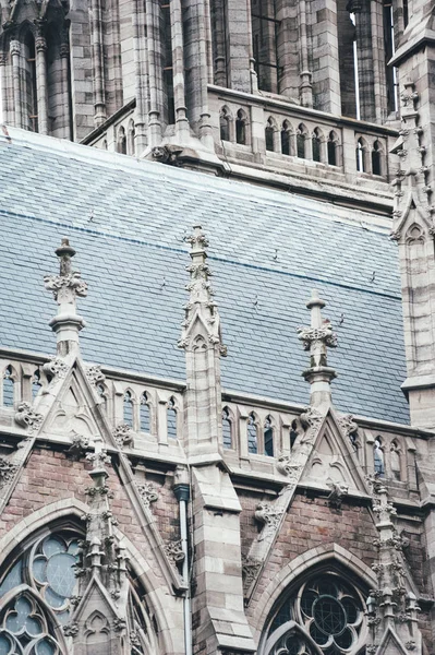 Neo-gotiska detaljer i l Sint-Petrus-en-Pauluskerk huvudkyrkan i Oostende, — Stockfoto