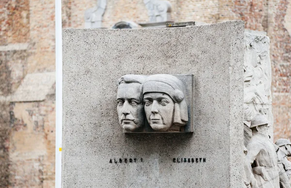Kral Albert I ve Kraliçe Elisabeth Gabriele için anıt yan görünümü — Stok fotoğraf