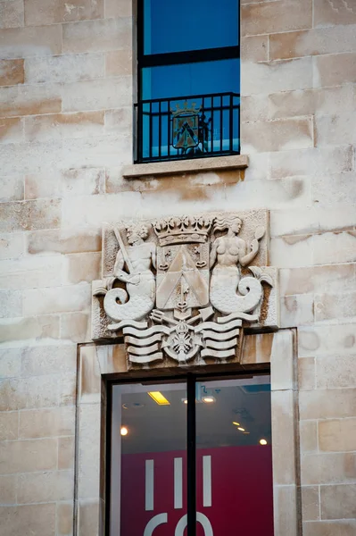 Εθνόσημο της Οστένης, Βέλγιο πάνω από την πόρτα του Δημαρχείου — Φωτογραφία Αρχείου