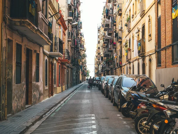Uzun İspanyol mimarisi arasında yürüyen yayalar — Stok fotoğraf
