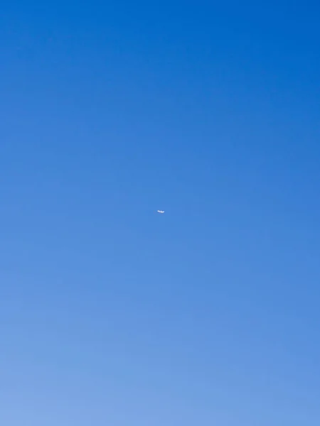 Cielo azzurro chiaro con piccoli aerei — Foto Stock