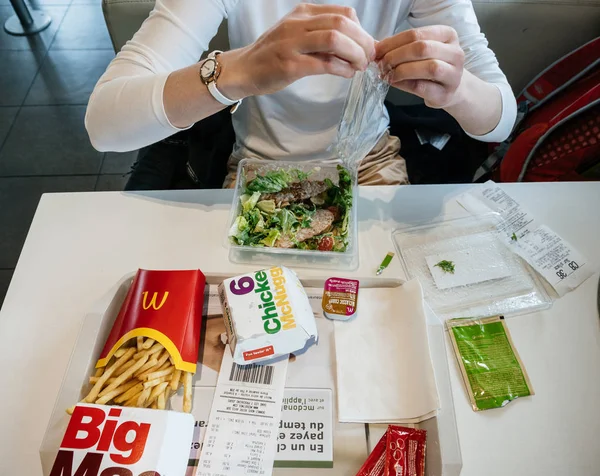Γυναίκα ετοιμάζεται να φάει πολλαπλά άχρηστα τρόφιμα — Φωτογραφία Αρχείου