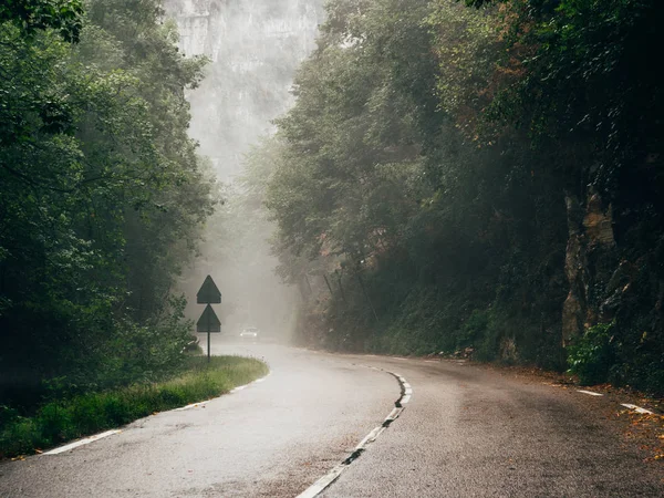 Silhueta carro dirigindo rápido na estrada da montanha no Maciço Vercors — Fotografia de Stock