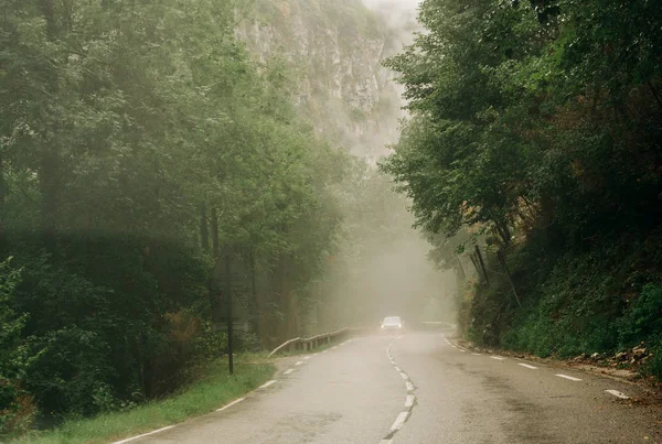 Silueta de coche blanco conduciendo rápidas montañas francesas — Foto de Stock