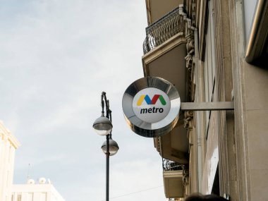 Bakü Metro tabelasının düşük açı görünümü