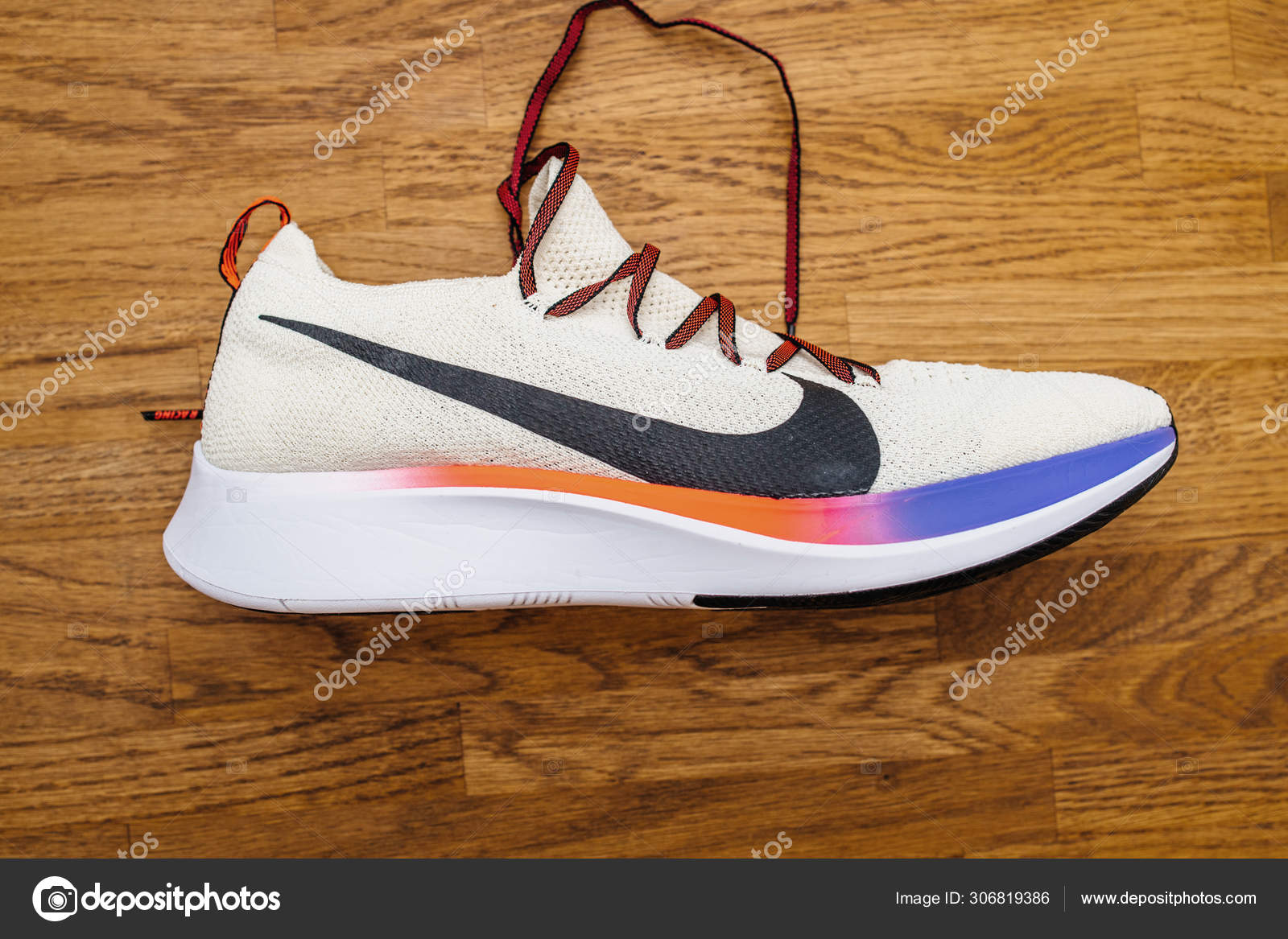 moneda latín Padre fage Lateral view from above of new Nike Running professional shoes – Stock  Editorial Photo © ifeelstock #306819386