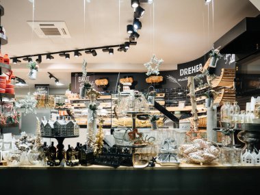 Fırın vitrini sokaktan görünümü