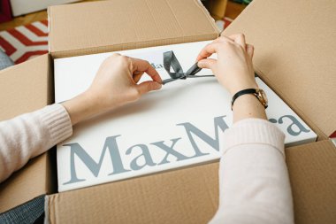 Fashionista kadın unboxing açılış yeni Max Mara kutusu
