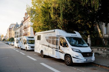 Rv motorhome kamp minibüsleri arka arkaya park