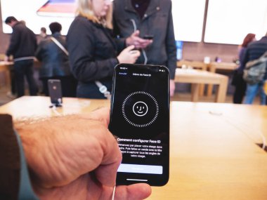 Apple Computers yeni iphone'da Face Id test