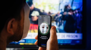 Apple iPhone XS Pro FaceID İsimsiz Hacker