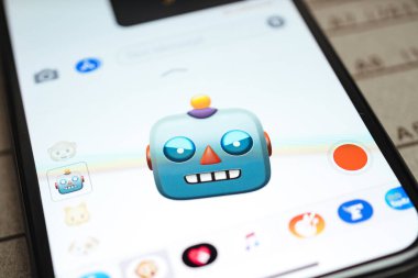 robot ile iphone 11 Pro duyguları ifade yüzleri