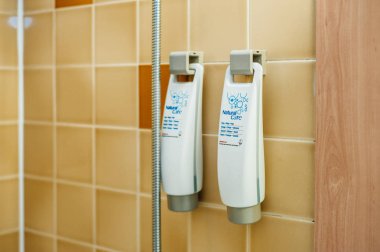 İkonik duş jeli ve şampuan ile Ibis otel iç banyo