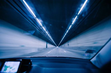 Perspektif görünümü fron uzun mavi tünelde araba