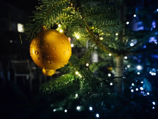 Sapin de Noël dans la ville avec des lumières globe déconcentré — Photo