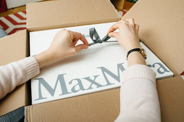 Fashionista kadın unboxing açılış yeni Max Mara kutusu