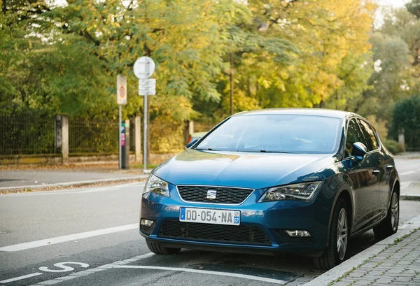 Új szép Seat autó parkolt a francia utcán — Stock Fotó