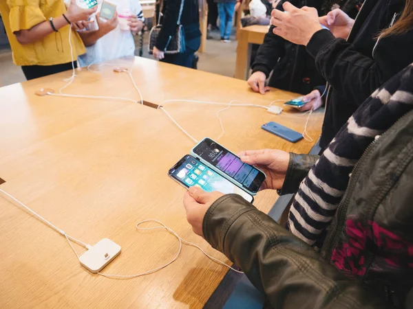 Customers comparing admiring Apple iPhone latest smartphone — Stock Photo, Image