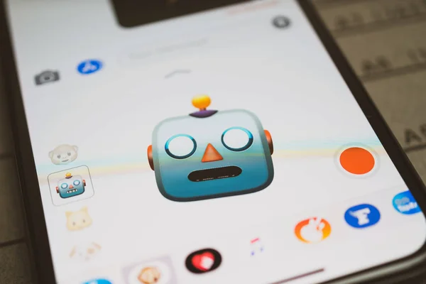 Paris, Frankreich - 12. September 2019: das neueste iPhone 11 Pro mit mehreren Animoji-Figuren und einem Robotergesicht, das erstaunliche Gefühle im Gesicht ausdrückt — Stockbild Iphone 11 pro mit Robotergesichtern, die Gefühle ausdrücken — Stockfoto