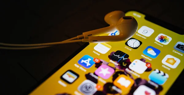 Apple komputery EarPods na najnowszym iPhone 11 Pro — Zdjęcie stockowe