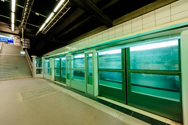 Fast Parisian Metro train passing behind security barrier — Stock Photo, Image