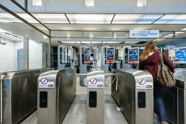 Silhueta de mulher jovem passando por cercas de segurança metro — Fotografia de Stock