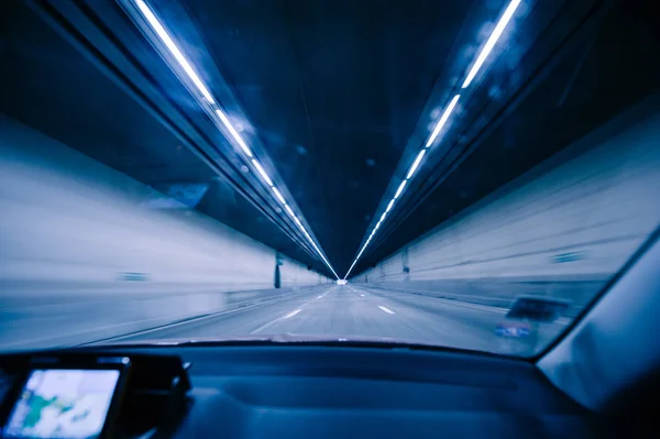 Perspektivischer Blick vom Auto auf den langen blauen Tunnel — Stockfoto