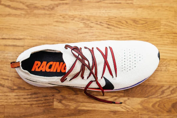 Nike Running профессиональная обувь на деревянной поверхности — стоковое фото