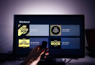 Uzak Apple Tv menüsünü tutan adam el