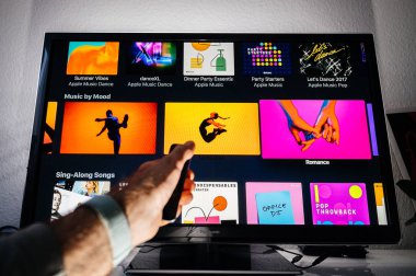 Apple Tv'nin uzaktan kumandayı tutan adam el ele tutuşuyor