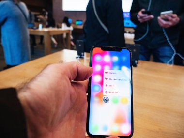 Apple Store en son profesyonel içinde hayranlıkla tutarak Pov el