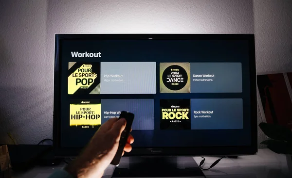 Uzak Apple Tv menüsü ile sörf adam