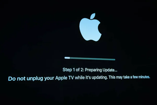 Tampilan samping Jangan cabut kabel Apple TV Anda ketika memperbaharui — Stok Foto