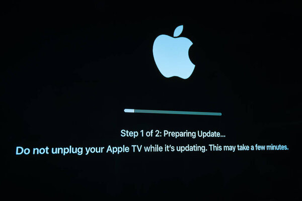 Вид сбоку Не отключайте Apple TV во время его обновления
