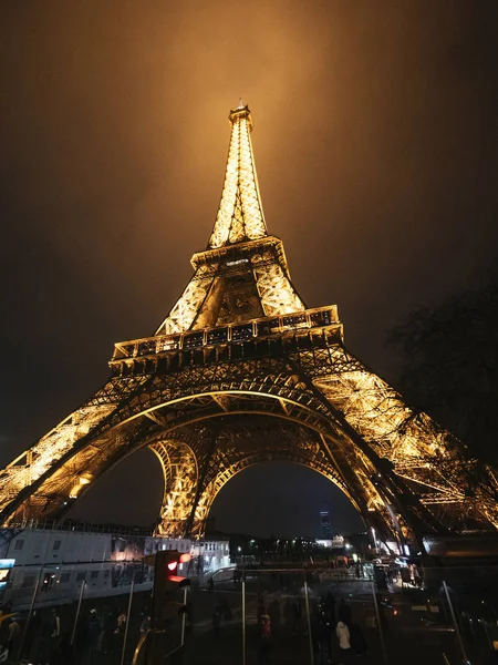 Ampia vista ad angolo basso dell'iconica torre Eiffel di Parigi — Foto Stock