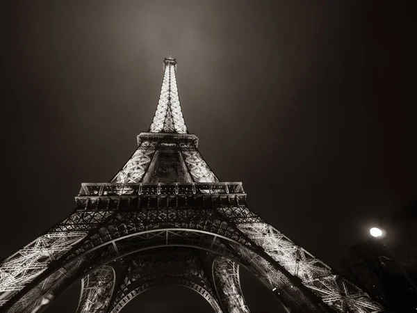Vista ampla de baixo ângulo da icônica Torre Eiffel de Paris — Fotografia de Stock