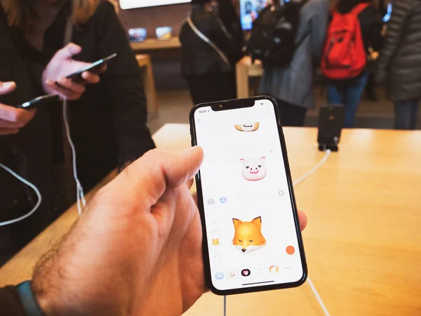 Cliente admirando Animoji dentro de Apple Store — Foto de Stock