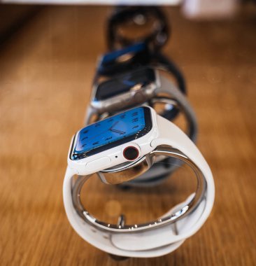 Apple Computers Watch Series 5 Mağaza'da satışa çıkıyor