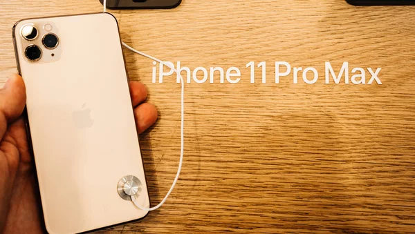 Ordenadores Apple iPhone 11 pro max triple cámara —  Fotos de Stock