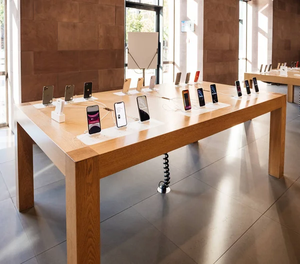 Apple Computers iPhone 11, 11 Pro и Pro Max поступили в продажу — стоковое фото