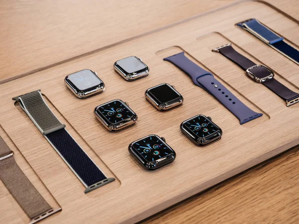 Apple Computer Watch Series 5 va in vendita nel negozio — Foto Stock