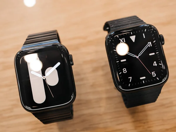 Apple computers Watch Series 5 gaat te koop in de winkel — Stockfoto