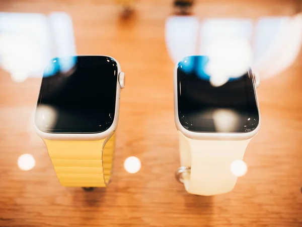 Apple-datorer Watch Series 5 går till försäljning i butik — Stockfoto