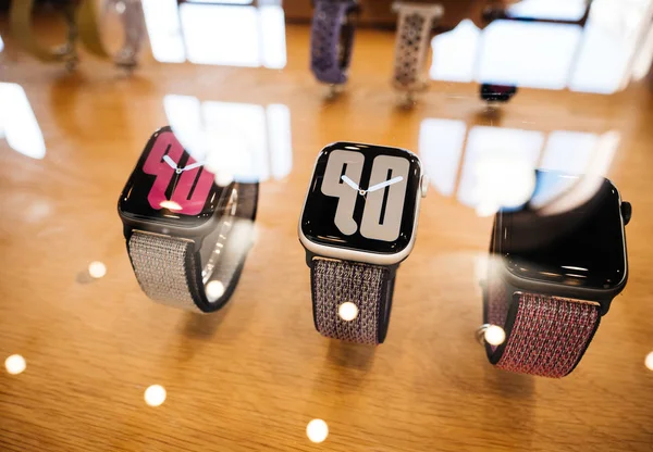 Apple Computers Watch Series 5 выходит в продажу в магазине — стоковое фото