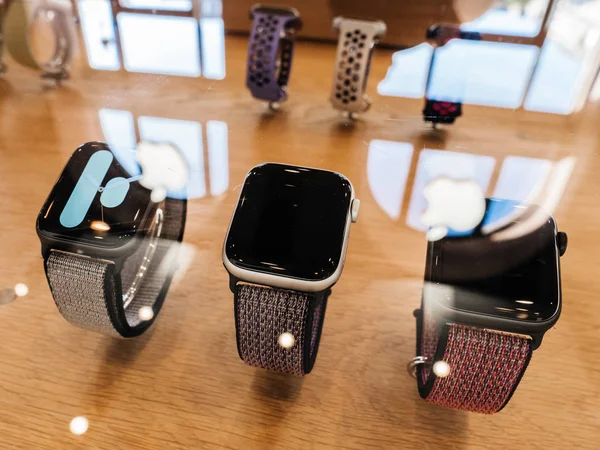 Apple Computers Watch Series 5 sale a la venta en la tienda — Foto de Stock